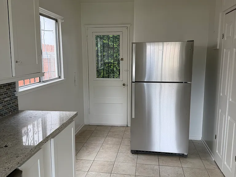 1147 S Victoria Ave — Photo 8