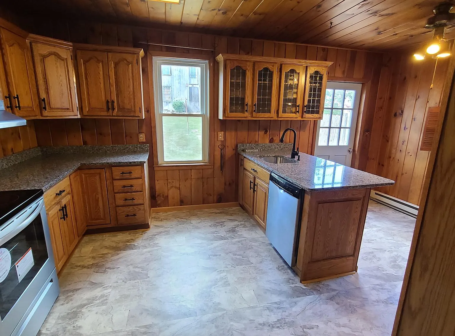 3 bed, 1.5 bath, 1566 sqft, $2,100 — Photo 4