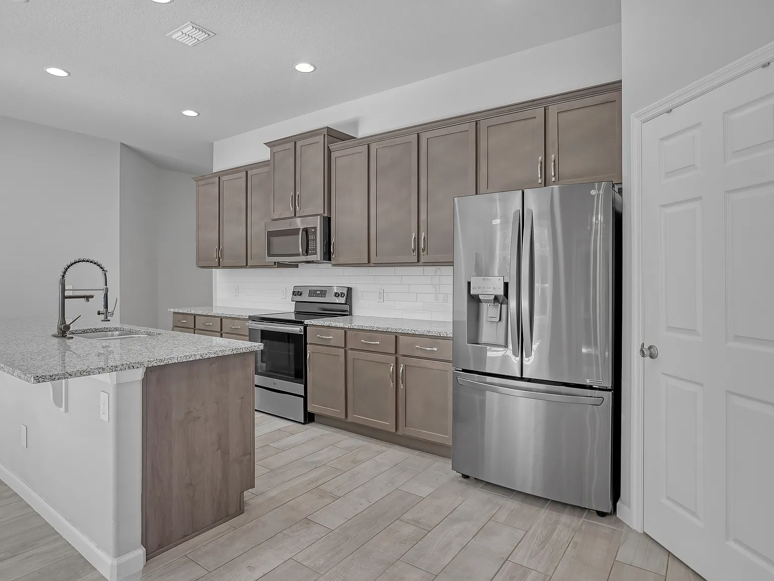 4 bed, 1988 sqft, $2,550 — Photo 3