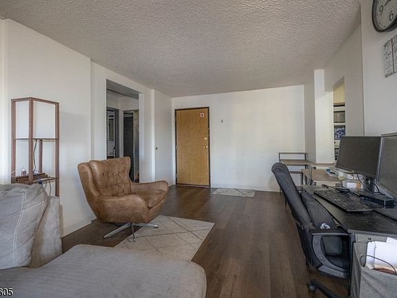 5th image of 10 N Wood Ave #706