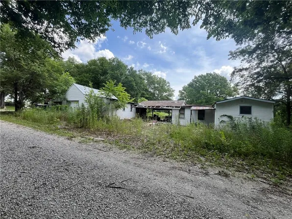 606 N 1st St, Creighton, MO 64739