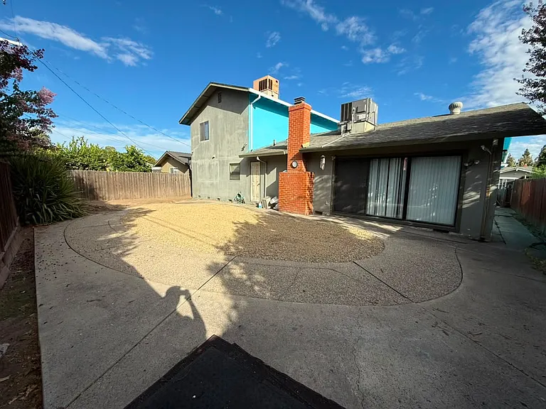 325 E Lancaster Dr — Photo 3