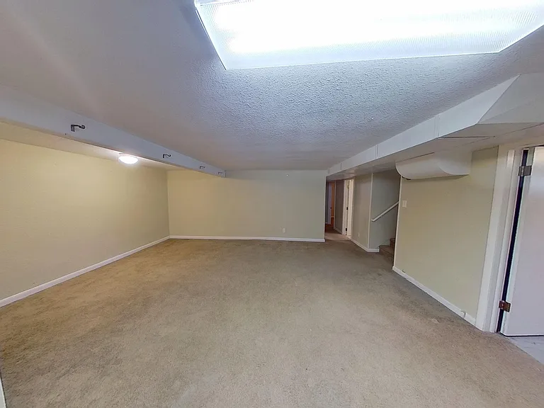 2230 Marshall St — Photo 17