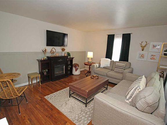 3rd image of 10935 Three Court Dr