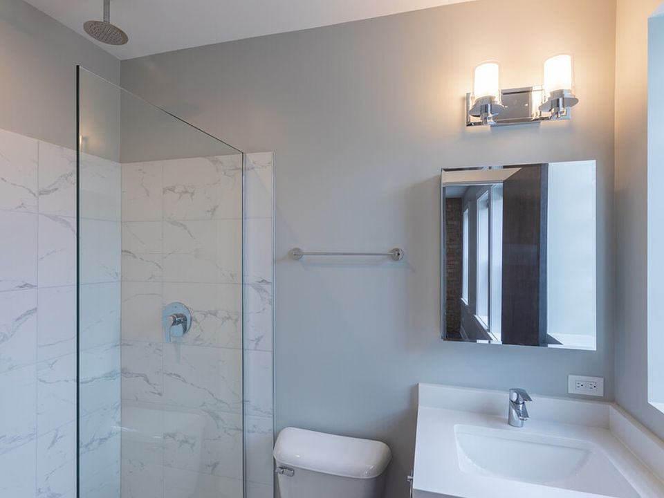 2nd image of 4069 N Kenmore Ave #111
