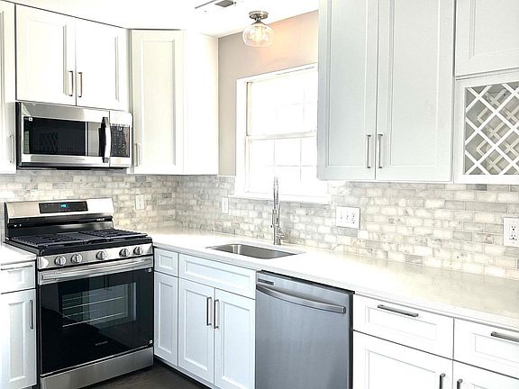 2nd image of 208 Kings Crest Dr