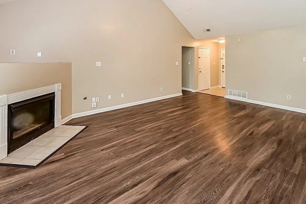 3 bed, 2.0 bath, 1365 sqft, $2,340 — Photo 3