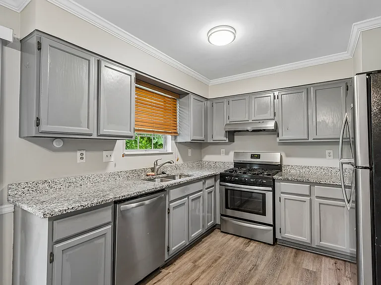 1030 Huntington Trce SE — Photo 8