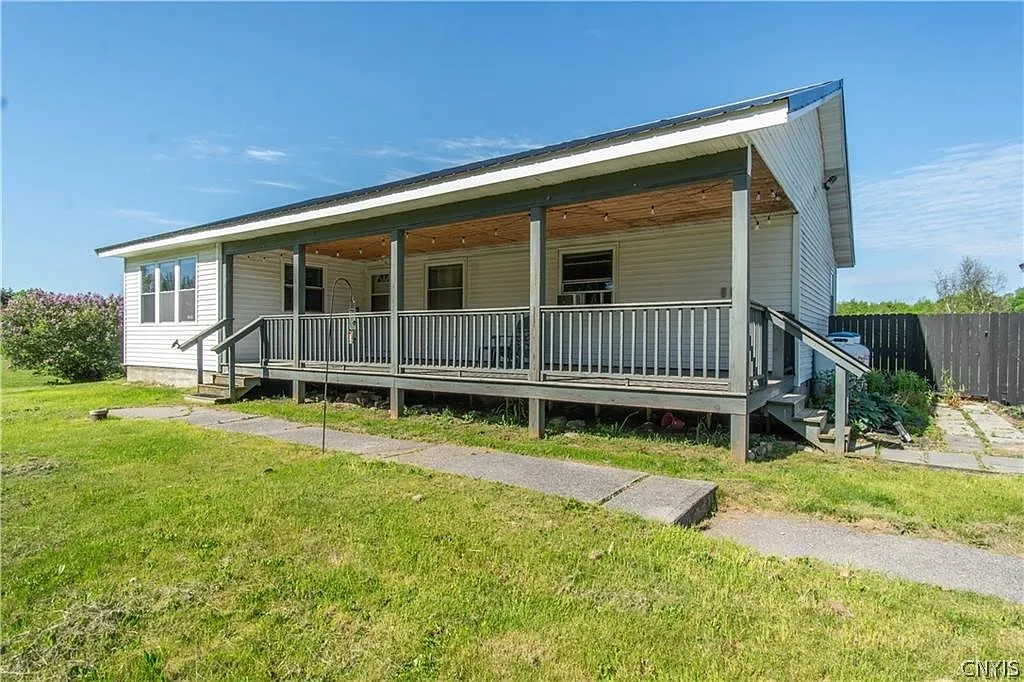 3 bed, 1.0 bath, 1403 sqft, $2,000 — Photo 2