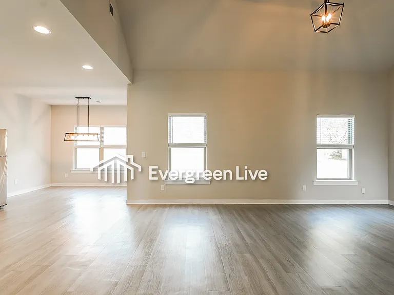 11 Wolf Ln — Photo 4