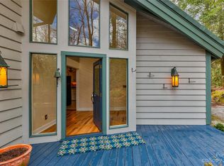 180 Round Hill Rd, Sapphire, NC 28774