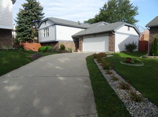 176 Hastings Mill Rd, Streamwood, IL 60107