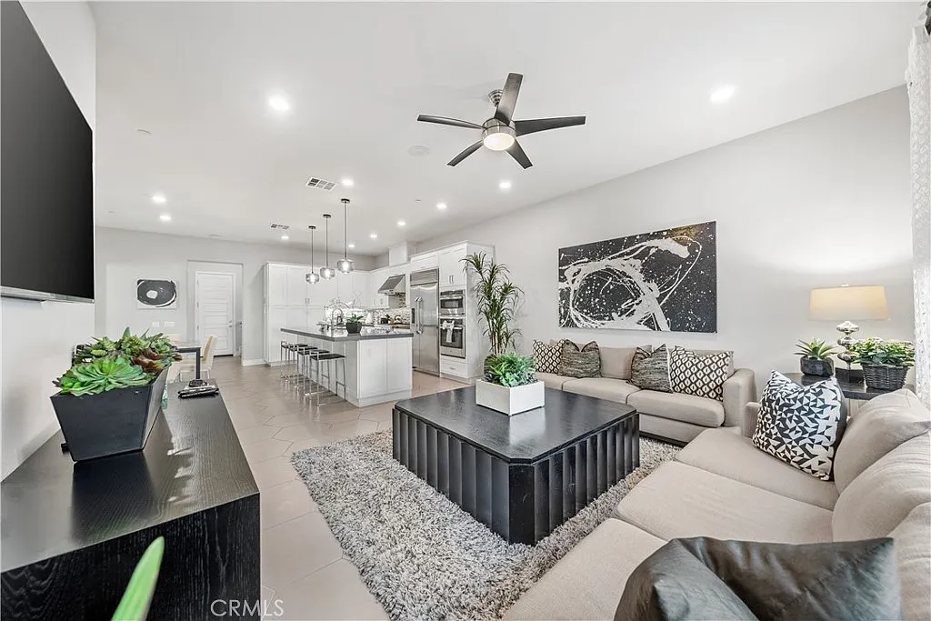 3 bed, 2.5 bath, 2028 sqft, $6,300 — Photo 1