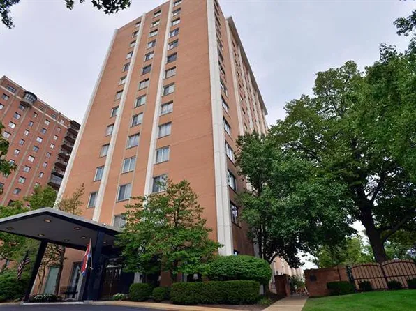 900 S Hanley Rd APT 11D, Saint Louis, MO 63105