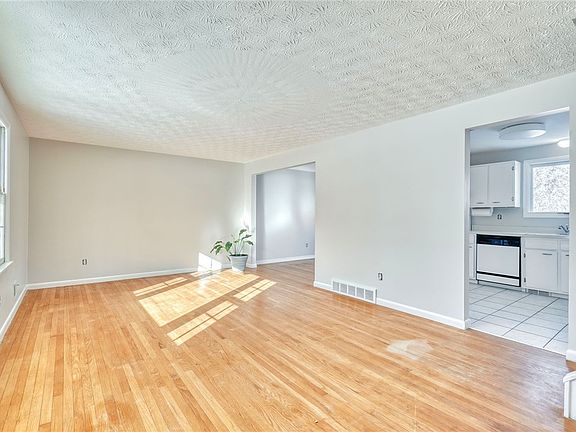 2nd image of 257 Farmview Dr