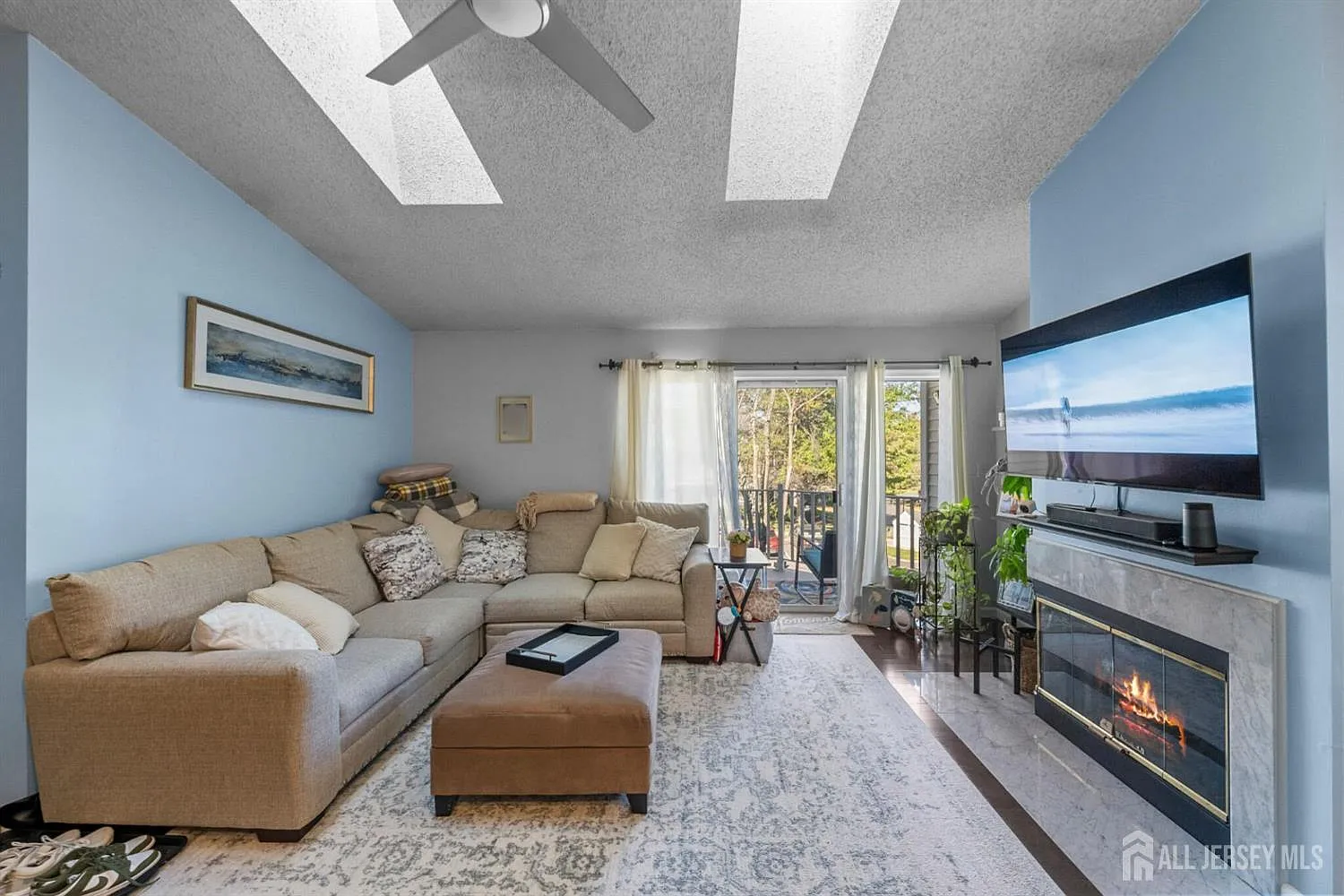 2 bed, 2.0 bath, 1060 sqft, $2,450 — Photo 3