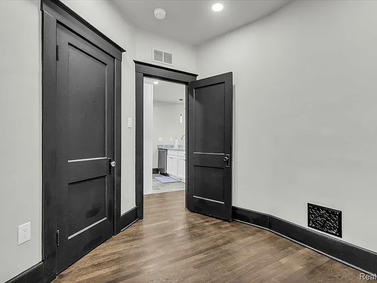 5240 Commonwealth St — Photo 18