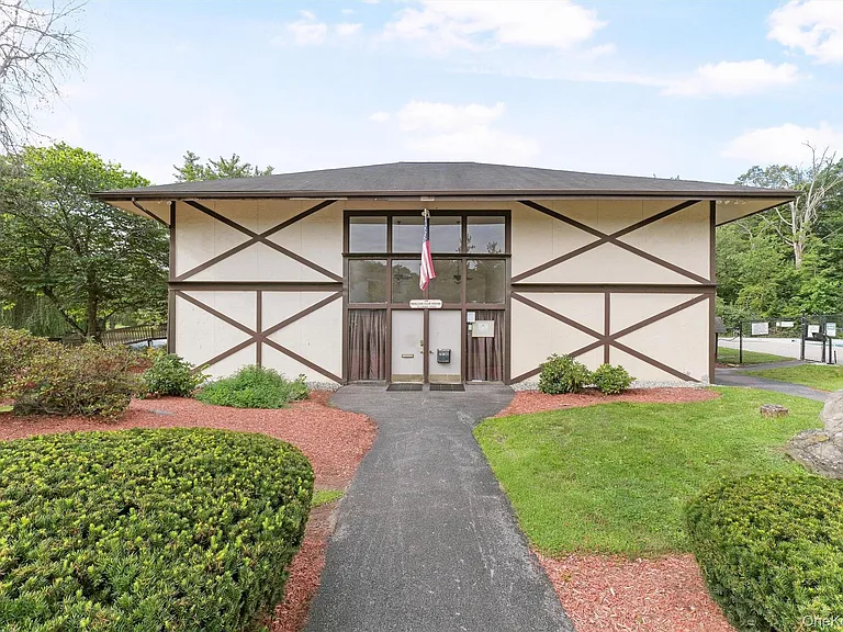 14 Scarborough Ln #D — Photo 12