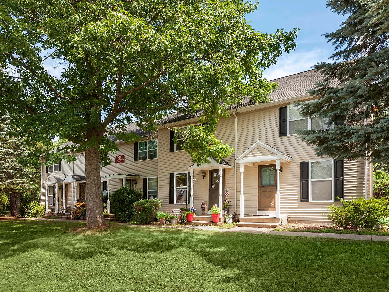 English Village Apartments — Photo 2