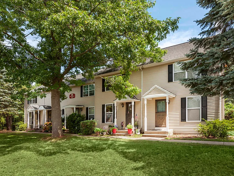 English Village Apartments — Photo 2