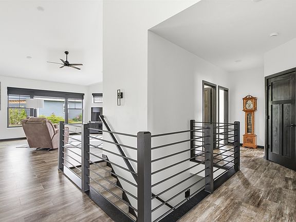 3rd image of 901 Clover Ct