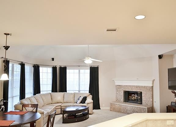 5th image of 100 Surrey Ct