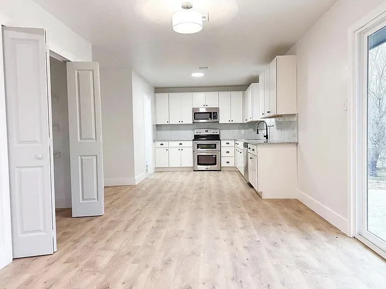 218 SE Surrey Pl — Photo 17