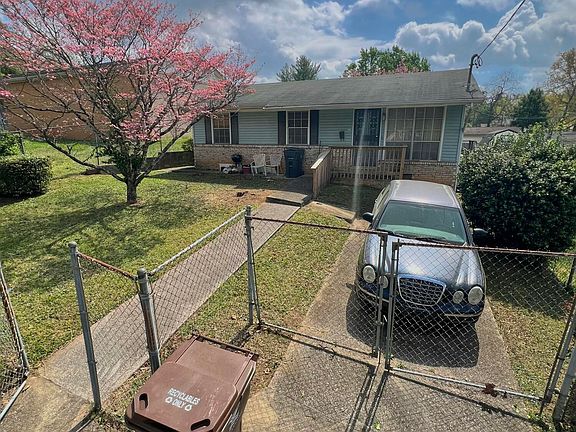 2nd image of 2828 Selma Ave