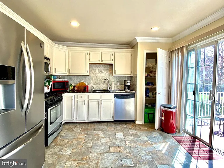 240 William Livingston Ct — Photo 14