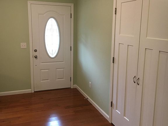 Entryway/coat closet