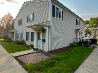 1055 Cove Dr, Prospect Heights, IL 60070