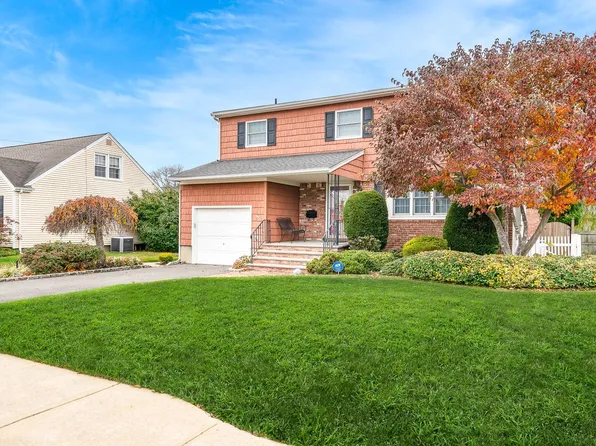 2084 Pine Street, Wantagh, NY 11793