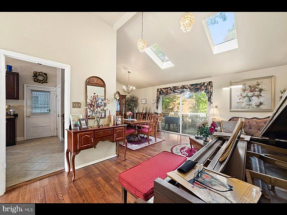 2nd image of 4608 Lawn Ct