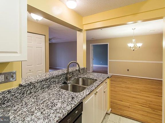 5th image of 10003 Vanderbilt Cir APT 10-1