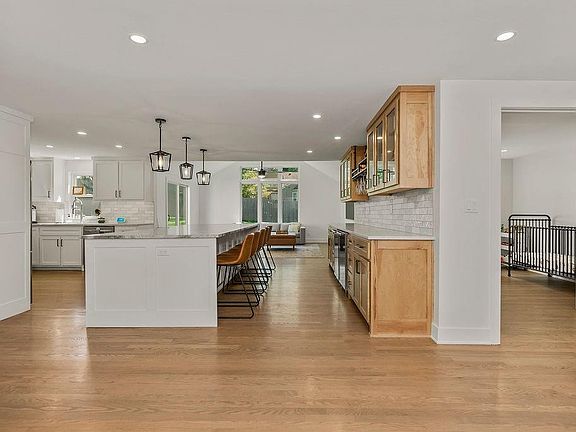 4th image of 2905 W 73rd St