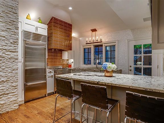 3rd image of 1036 N Oak Cliff Blvd
