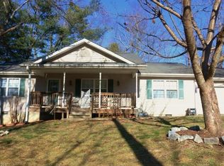 196 Plantation Dr, Hendersonville, NC 28792