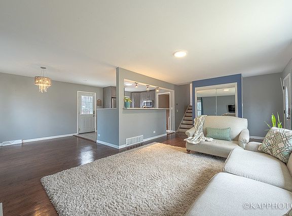 2nd image of 1485 Everett Ave