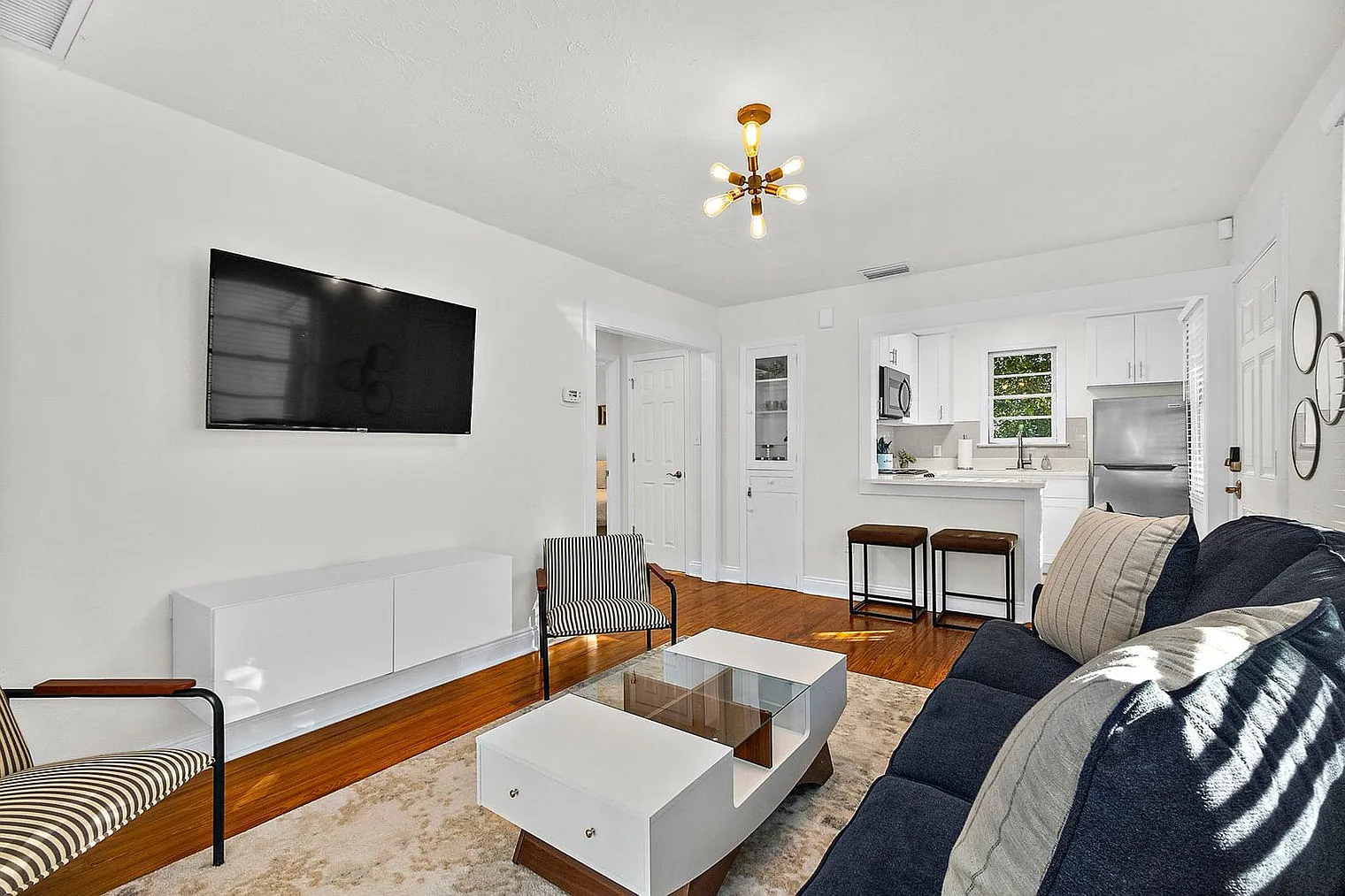 2 bed, 2.0 bath, 893 sqft, $3,367 — Photo 4