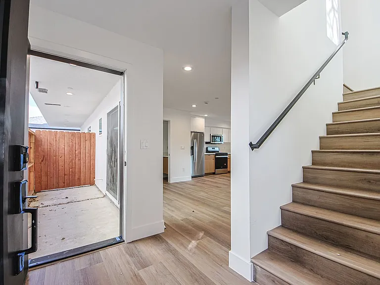 Luxury 3 & 4 Bed Townhomes a Short Walk to Topanga Village! — Photo 12