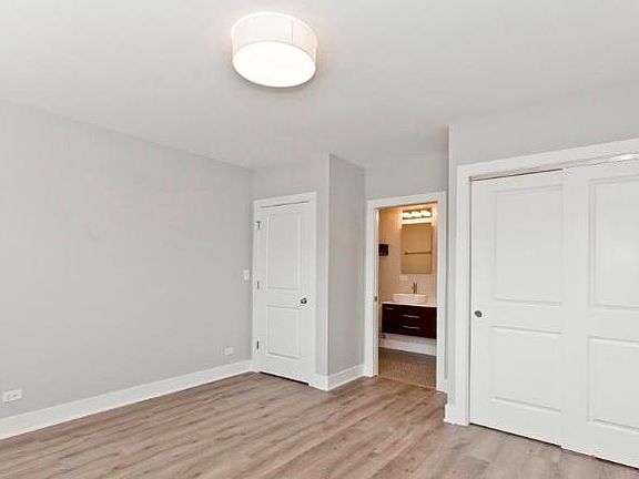3rd image of 3830 N Mozart St #1S