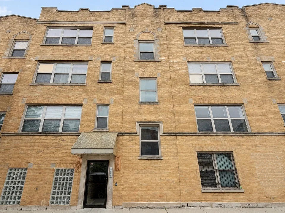 7225 N Rogers Ave #3