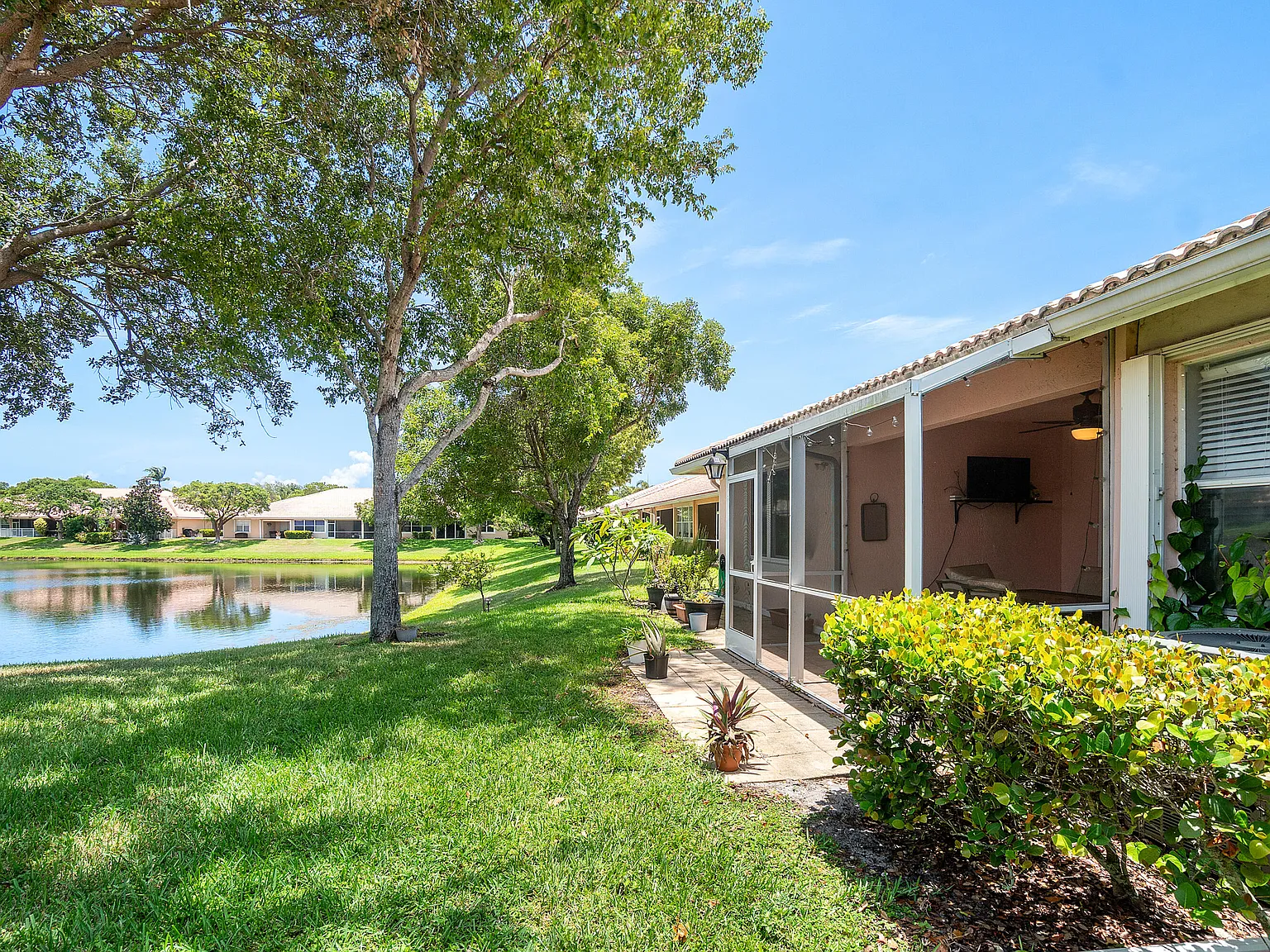 3 bed, 2.0 bath, 1576 sqft, $3,300 — Photo 4