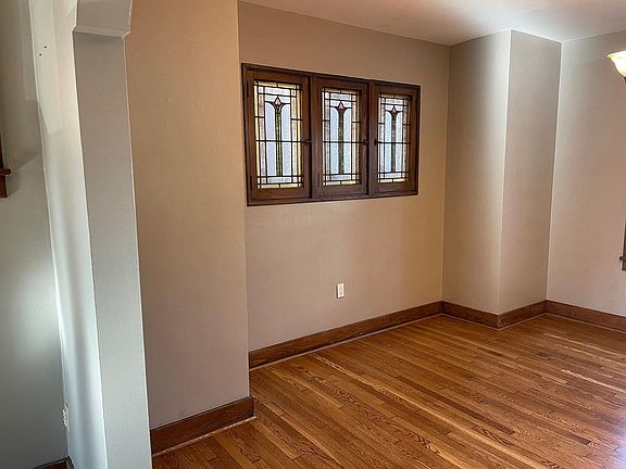 4th image of 1135 Woodbourne Ave