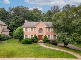 425 Settlers Village Cir, Cranberry Township, PA