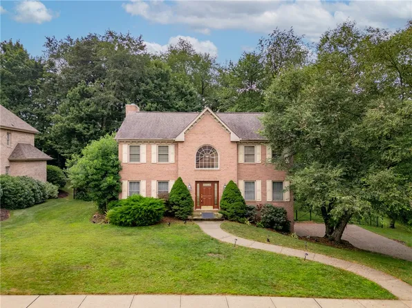 425 Settlers Village Cir, Cranberry Township, PA 16066