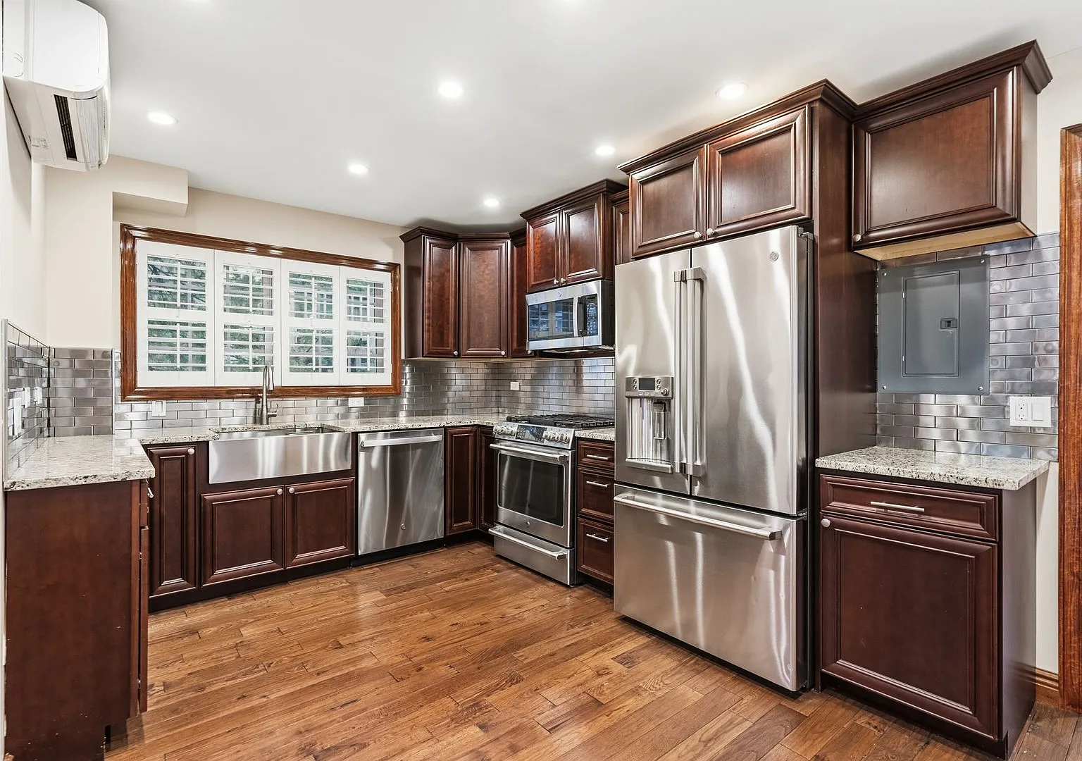 Charming 3 Bdrm, 3 Bath Renovation with Private Driveway & Outdoor Space - South Arlington, VA — Photo 1