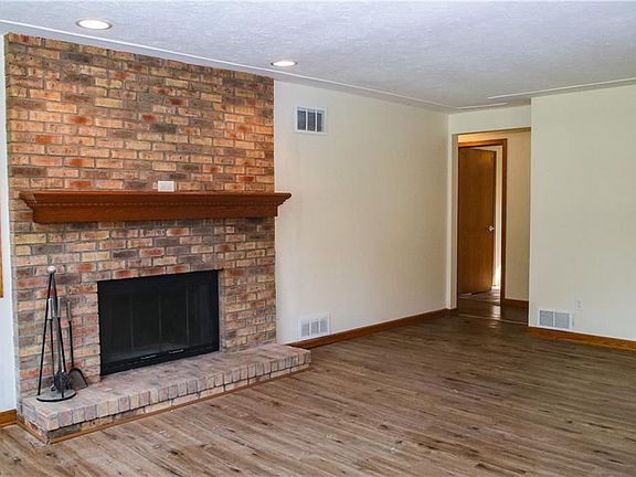 3rd image of 36 Lakeview Dr