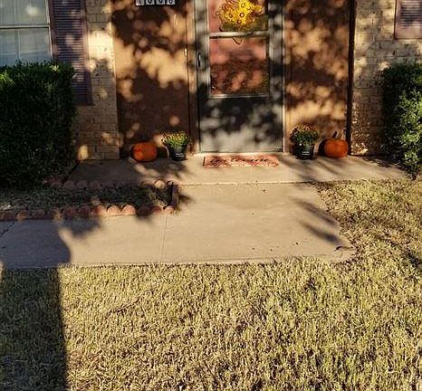 3rd image of 1006 S Oak St