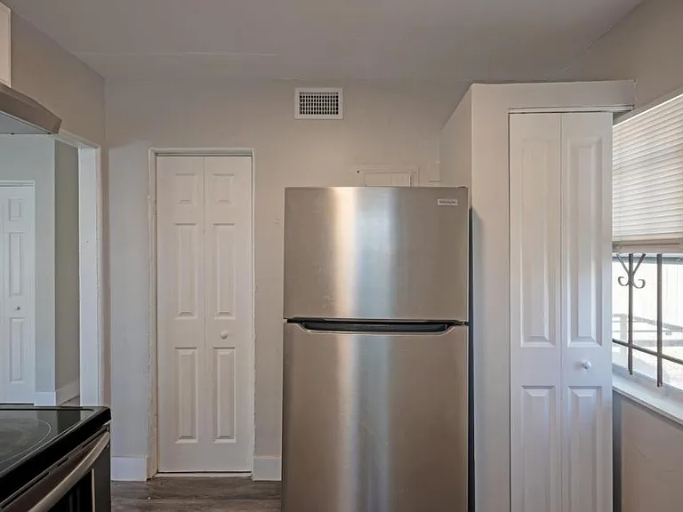 1652 N Myrtle Ave — Photo 9